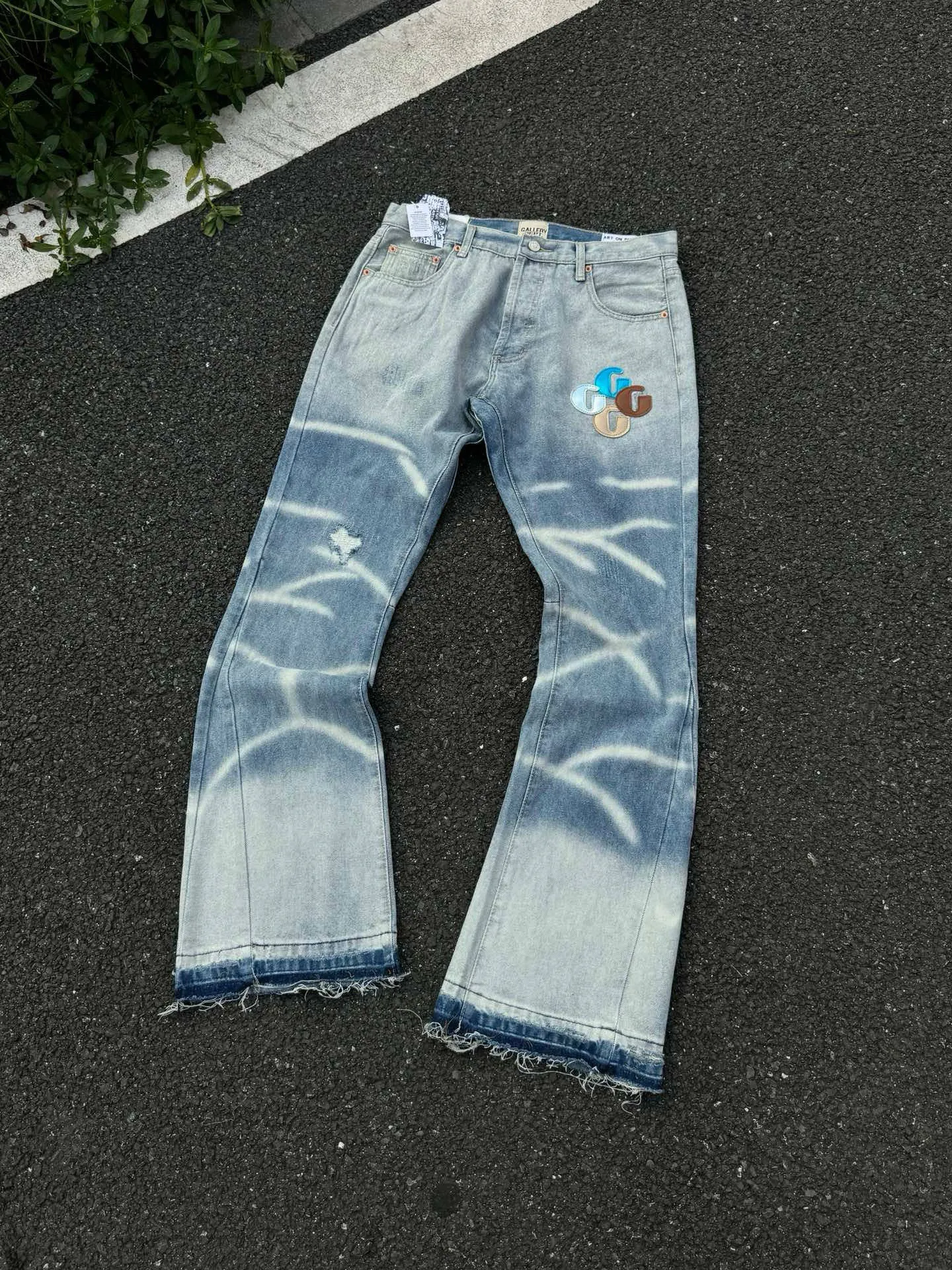 -Size upper body P240#G66 GALLERY DEPT. Denim spliced ​​with all-over printed leather ripped bell-bottoms, washed and distressed jeans. GALLERY is attracted by these bell-bottoms. Whether it is a reset of Carhartt or Levis, they all create a strong brand style. Since these pants are modified from rare vintage, the production capacity is limited. Therefore, after many icons wore them, these pants were once hard to find. Later, perhaps due to the improvement of GD's business in the past two years and the expansion of production lines, the brand itself lowered the price, so I can't wait any longer for these pants this year and will definitely buy them. During the process of the denim washing plant, the owner of the washing plant helped introduce a boss who had worked for Levi's foundry and started his own business. This also paved the way for the following styles. Therefore, Levi's remodeled single product for the base plate is really familiar. Whether it is the fabrics supplied or the lathes used in production, there is nothing to choose from. -Color: blue -Size: S-XXL (corresponding to 28-36)